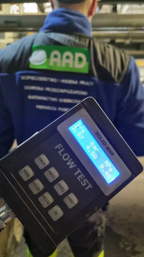 Urządzenie pomiarowe podczas próby hydrantu